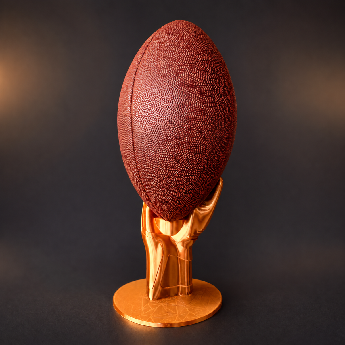 Rückansicht des goldenen Football-Halters mit rundem Sockel