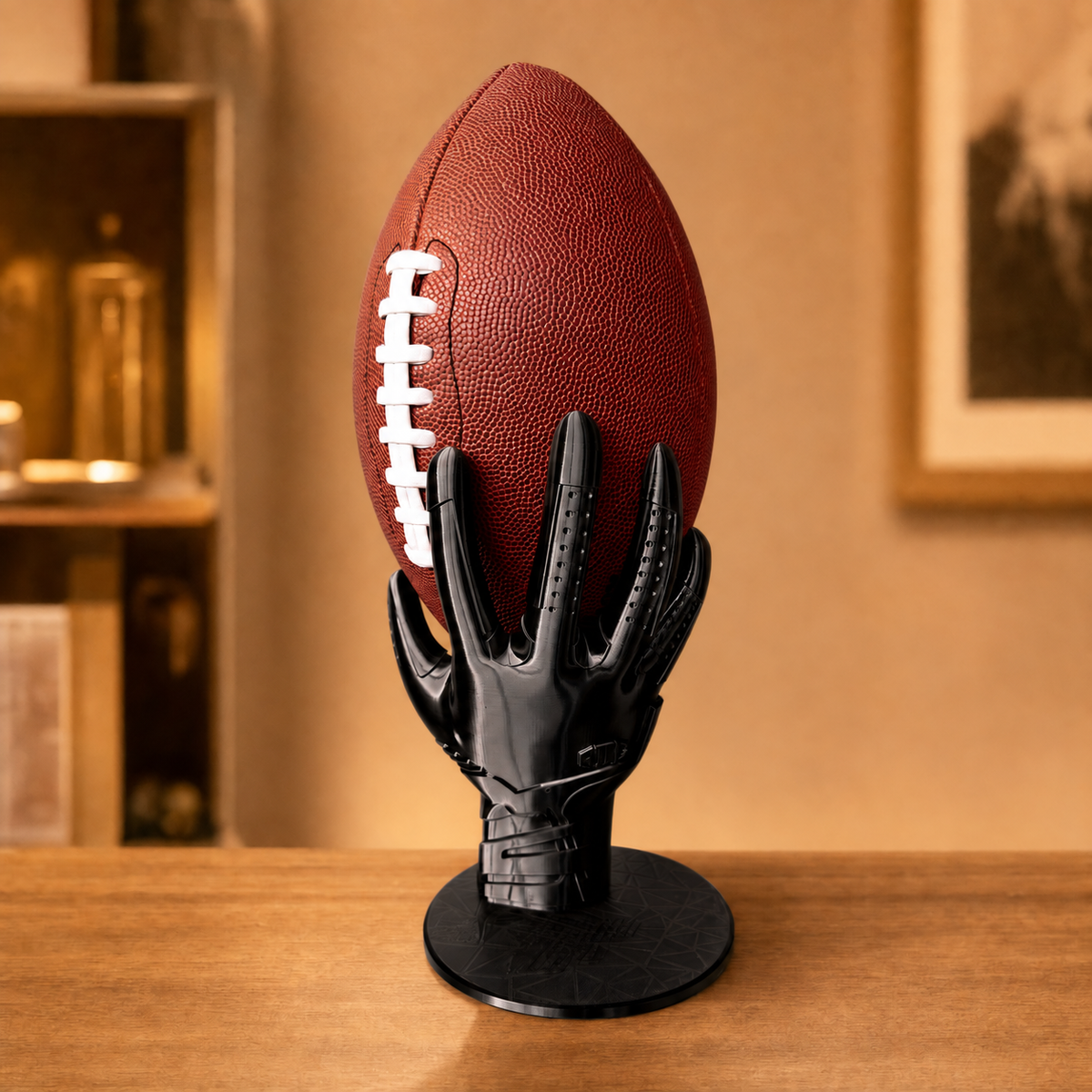 Schwarzer American-Football-Halter in Handschuhform