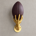 Goldener American-Football-Wandhalter in Handschuhform mit Ball, Vorderansicht