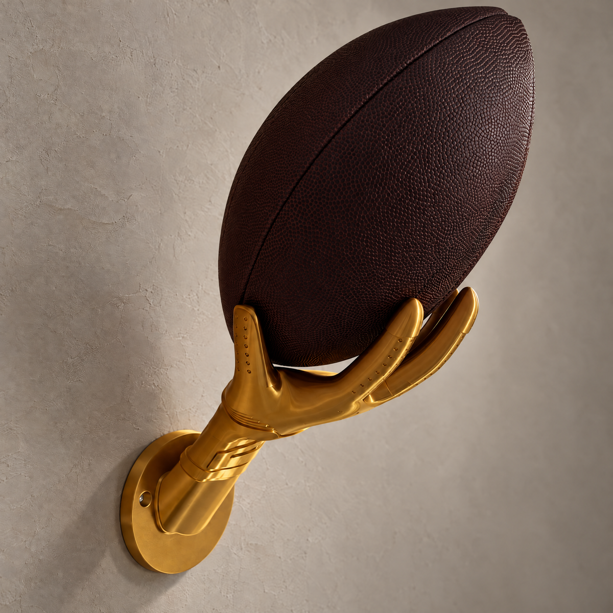 Goldener Football-Ballhalter zur Wandmontage in schräger Ansicht
