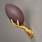 Goldener American-Football-Wandhalter in Handform als Produktvideo