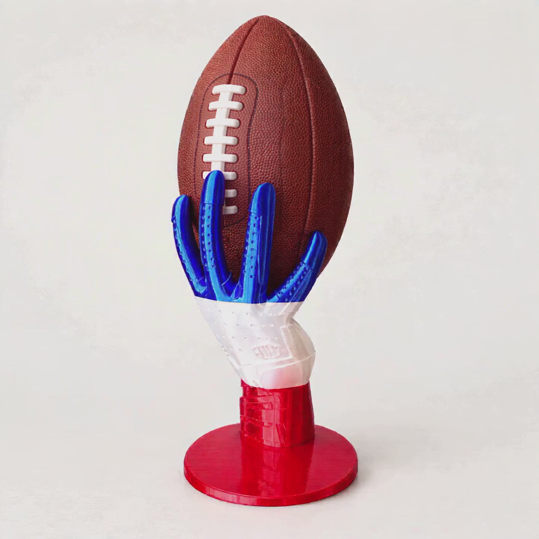 Dreifarbiger American-Football-Halter in Handform als Produktvideo